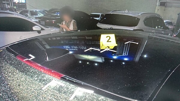 警方採證謝女的車共有9處彈痕。記者林伯驊/翻攝