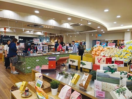 池上傳統農會超市升級為「天龍國」級超市，走類日本百貨超市概念，銷售以池上為主的台東青農、特產伴手禮，年初至今業績增逾50％。圖／邱莉玲