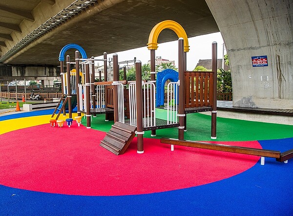 嘉義市政府在番仔溝公園更新遊具和地墊。圖/市府提供