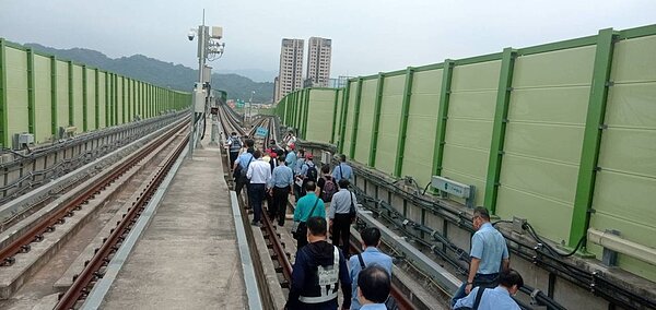 交通部履勘小組下軌道了解相關設施。圖／交通部提供