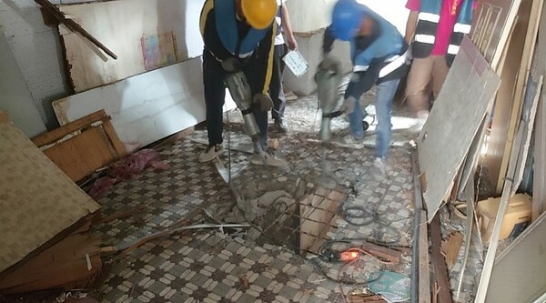 新北市政府違章建築拆除大隊針對三重區違章建物進行拆除,屋主是一名退休老師,他將違建隔間出租給弱勢族群與長者。圖/新北市工務局