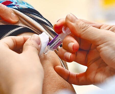 新加坡25日率全球之先,暫停使用2款流感疫苗。圖為台灣公費流感疫苗今年出現搶打潮。(劉宗龍攝)