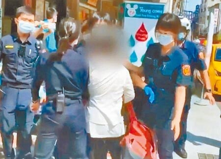 台南市知名的「檢舉魔人」蘇姓婦人（著白衣）犯5件妨害公務執行案、1件侮辱公務員案，被台南地方法院合併判刑8月，得易科罰金。（中時資料照片）