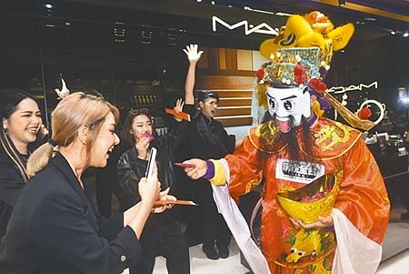 9月景氣信號又亮綠燈，景氣領先、同時指標持續上升，反映出國內經濟逐漸走穩。圖為新光三越台北信義新天地周年慶，財神爺發紅包，預祝業績長紅。（本報資料照片） 
