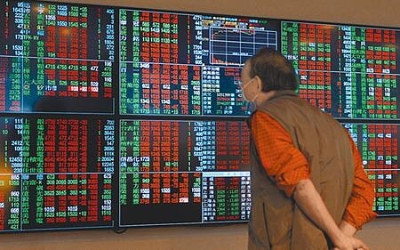 10月消費者信心指數較上月下降0.5點,值得注意的是,民眾對投資股市和房市都轉趨保守。圖為台灣股市。(本報資料照片)