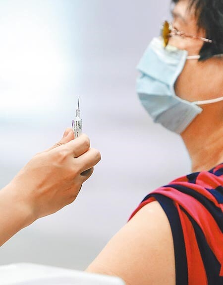 流感疫苗接種不良事件通報截至10月26日止，總共有4名年紀介於62歲至77歲者接種後死亡，專家認定，死亡與慢性病有關，建議維持現行接種政策。（季志翔攝） 