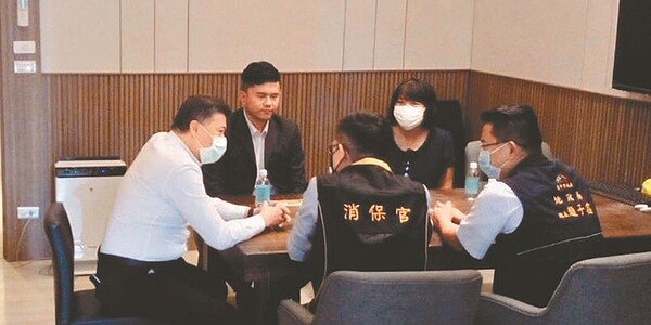 台中市消保官會同內政部地政司中部辦公室人員，27日前往七期銷售中心進行聯合稽查。圖／台中市府提供