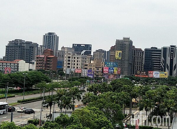 桃園市近年大型建設激增、新興大樓林立,市府統計前2季外資土地交易交易土地面積爆增達2萬3788坪,創歷年新高,外資投資交易桃園房地產正在激增。記者曾增勳/攝影