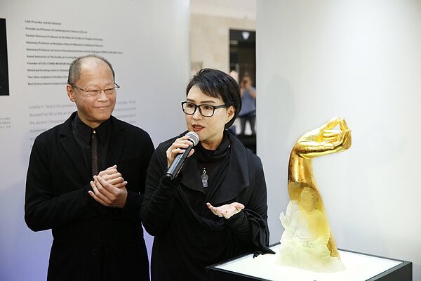 《Goodbye Movie,Hello Liuli—楊惠姍 張毅琉璃藝術展》去年在美國加州南海岸廣場寶石苑揭幕。圖為楊惠姍在介紹作品:「金佛手藥師琉璃光如來」。(琉璃工房/提供)