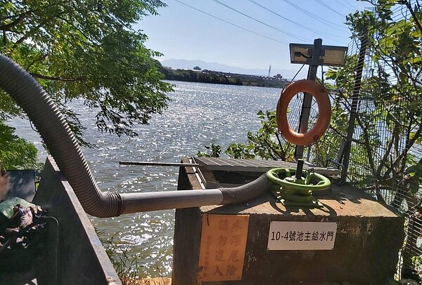 桃園管理處觀音一處埤塘閘門鎖被破壞。圖/農田水利會桃園管理處提供