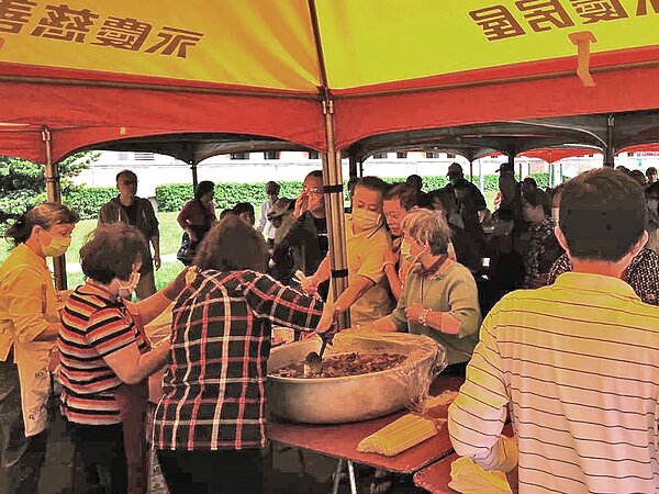 台北市美仁里舉辦「重陽敬老共餐活動」,美味豬腳與壽桃受到里民熱烈迴響。圖/永慶房屋提供