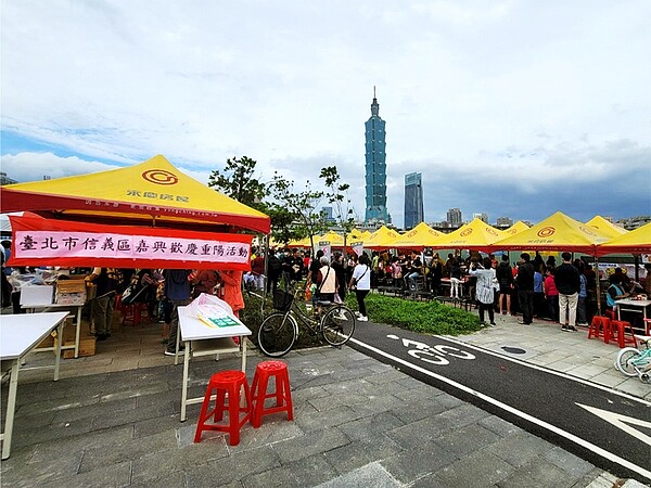 永慶夥伴熱情烹調美味香腸與里民同歡。圖／永慶房屋提供