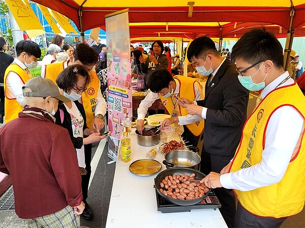 台北市嘉興里今年舉辦重陽節活動共有35個攤位，節目相當豐富。圖／永慶房屋提供