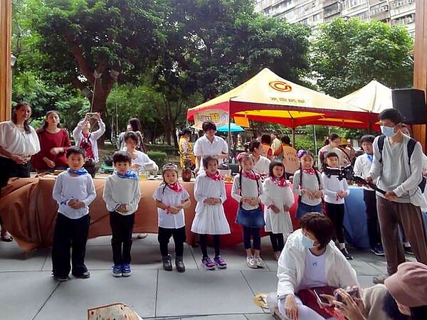 台北市昌隆里今年舉辦「小小茶人」活動，小朋友向爺爺奶奶們奉茶，象徵重陽敬老的精神。圖／永慶房屋提供