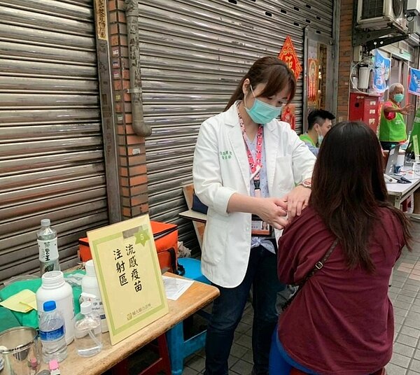 立廷里里民施打流感疫苗。圖／《新莊樂生活X有你有我》提供