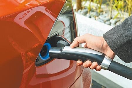 我國電動車政策反覆,違反國際市場的成長方向,也不利國內市場轉型。圖為特斯拉位於圓山花博的超級充電站。圖/本報資料照片