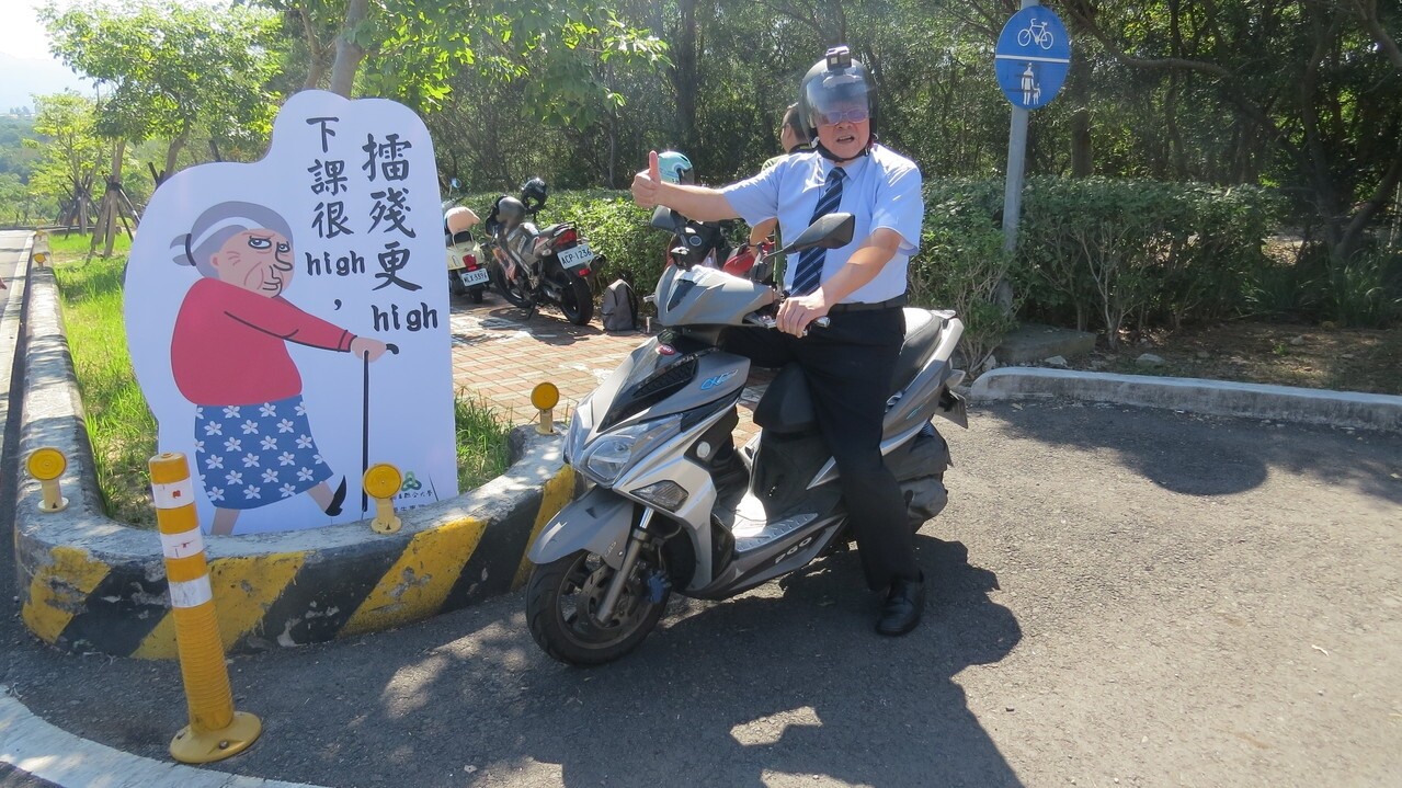 聯合大學在易肇事的轉彎處，設置「騎卡慢ㄟ啦！拎阿罵在等你回家」的哏圖。圖／聯合資料照