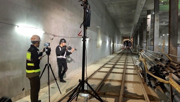 網紅音樂家林子安（前）於捷運萬大線植物園潛盾隧道拍攝MV，引起廣大迴響。圖／北市捷運局提供
