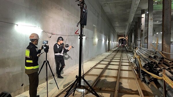 網紅音樂家林子安（前）於捷運萬大線植物園潛盾隧道拍攝MV，引起廣大迴響。圖／北市捷運局提供
