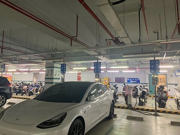 台中市府鼓勵民眾購買節能的電動車,推出在公有停車場充電免費優惠。圖/張耀中議員提供