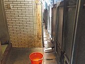 占用國有地只留縫　害居民橫著走