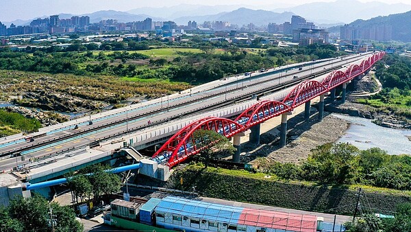 三鶯大橋目前正進行改建工程，預計2023年完工通車。圖／新北工務局提供