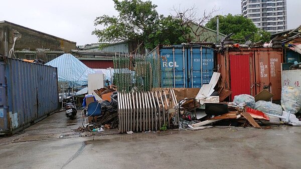 台北市南港區市民大道出現一處貨櫃屋,地主將10多個貨櫃隔成一間間的小房間,以月租3000元租給20人居住。圖/南港區公所提供