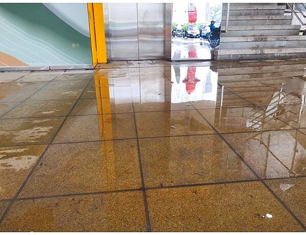 斥資9500萬元打造的新北市立圖書館瑞芳分館,開幕不到3天就因連日陰雨,建物漏水、天花板龜裂,1樓廣場也布滿積水。(新北市議員林裔綺提供/許哲瑗新北傳真)