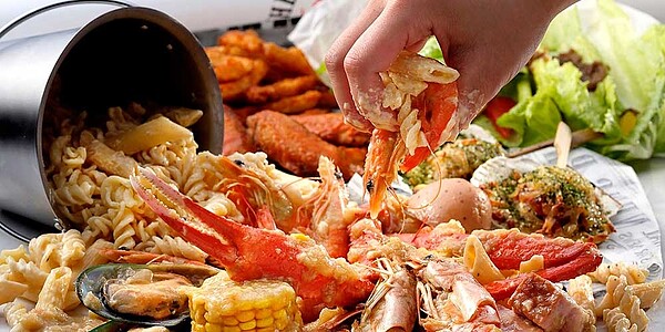 2019年進駐台北信義區微風南山atre百貨的「Dancing Crab蟹舞」餐廳,訴求「天天像開派對」的娛樂型手抓海鮮餐廳。圖/本報資料照片