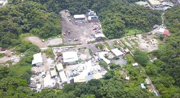 汐止軍地遭人傾倒廢土,經查才發覺是國防部所屬,更揭露出前上尉偽造租約不法獲利近千萬元。圖/好房網News記者黃暐迪翻攝