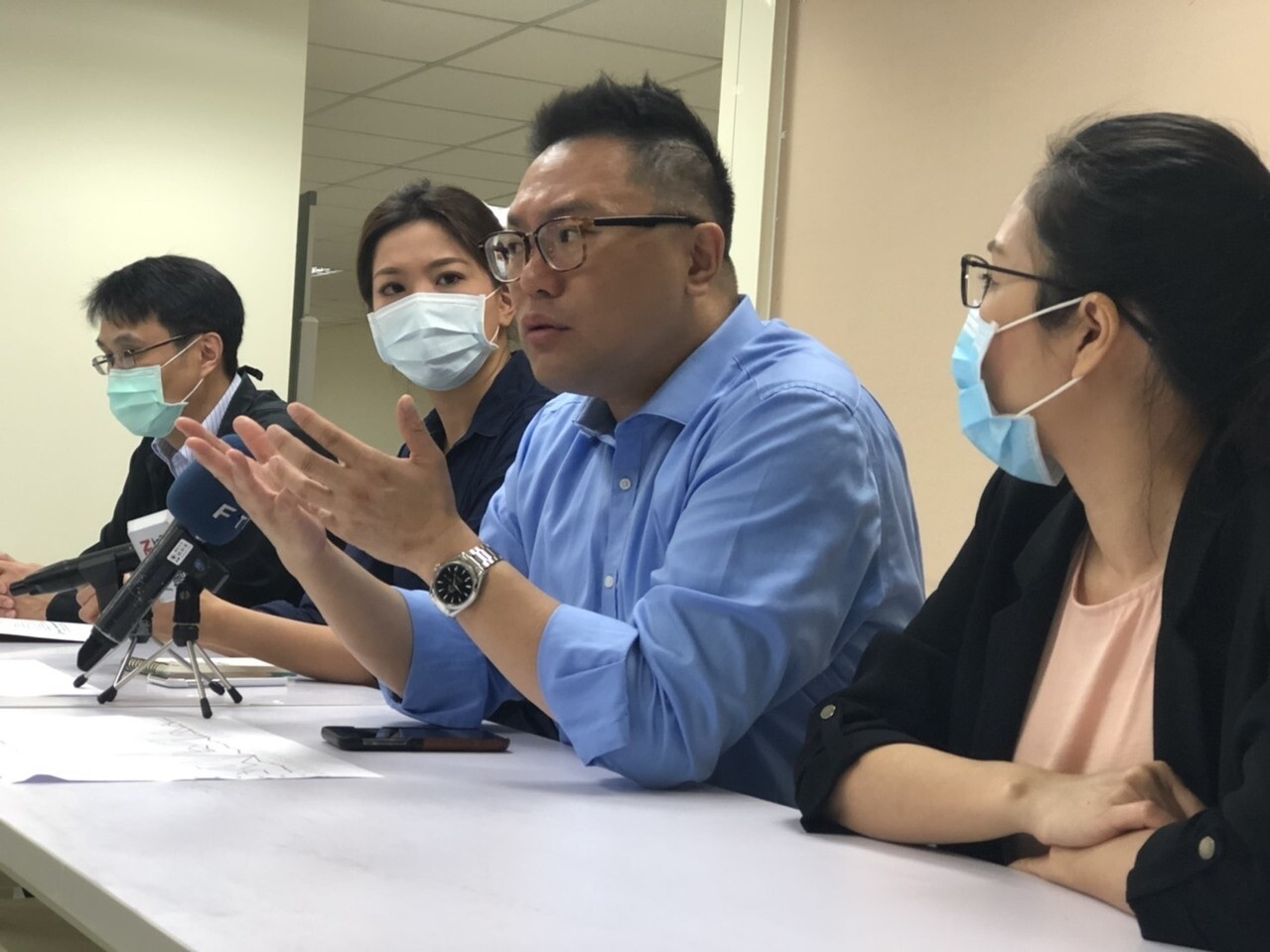 孩童施打疫苗,身體出現不良反應,家長痛批中央應說明清楚副作用。記者潘永鴻/攝影