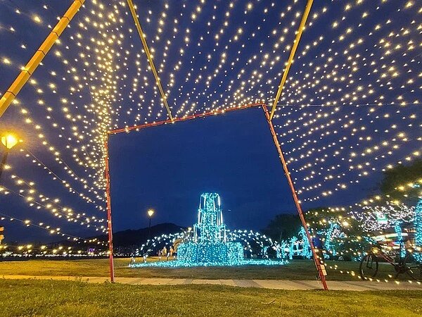 新北市高管處在八里結婚廣場等地辦光雕展，今年也將在跨年夜施放煙火。圖／新北高管處提供