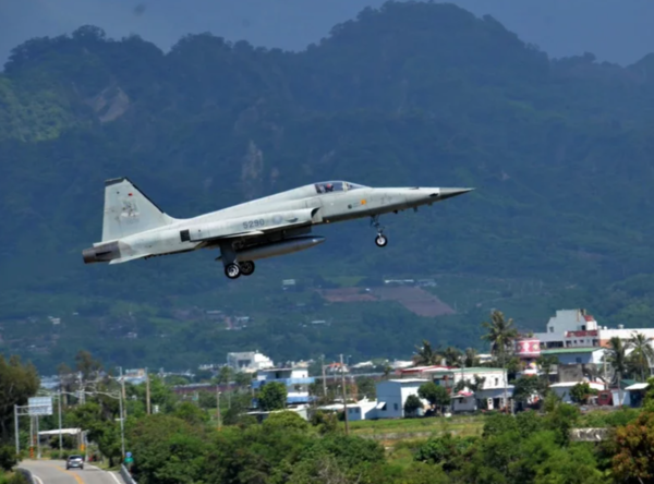 台東志航基地的空軍第7聯隊F-5E戰機(非事故機)，目前主要擔任新進飛官訓練。 圖／本報資料照