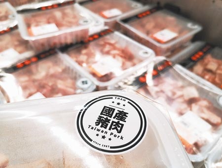 商總建議政府要嚴格要求餐飲業者將來要使用進口美豬，須在餐廳門口或菜單等位置明顯標示產地。圖為賣場裡販售的豬肉，打上「國產豬肉」標示，讓消費者安心。（本報資料照片）