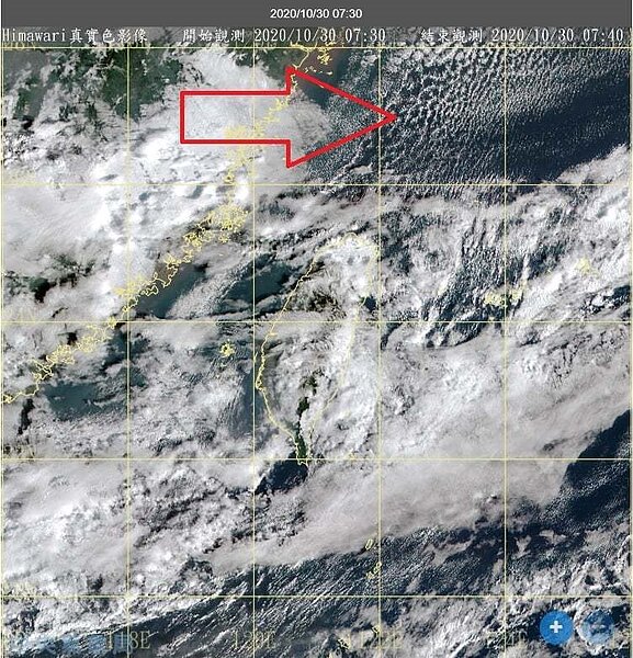 台灣北邊出現點狀、排列成線的小積雲，為冷平流雲系，是冷空氣流經暖水面的特徵，所以的確有冷空氣到北台灣，只是高壓偏強、空氣相對乾燥，白天氣溫變化感受不深。圖／取自鄭明典臉書