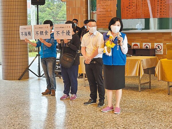 雲林縣長張麗善(右一)29日上午7點半到淵明國中,持齊天大聖的布袋戲偶對學生宣導不接觸、不餵食、不干擾台灣獼猴。(周麗蘭攝)