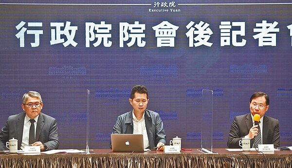 經濟部預估年底前有144億元的三倍券在市場流通。經濟部次長林全能（右）29日表示，中央鼓勵店家持續提供更多加碼優惠，爭取商機。（劉宗龍攝）