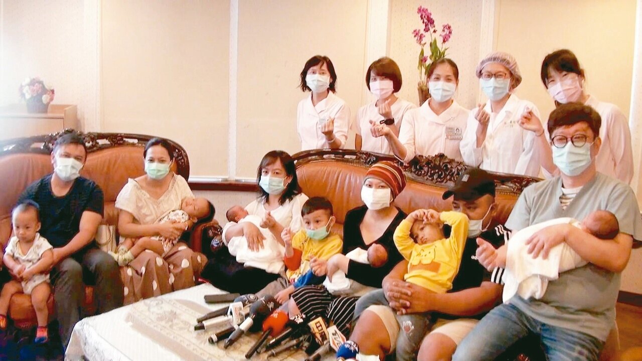 陳先生(前排右二)與妻子何女(前排右三)最近喜迎3胞胎,夫妻倆婚後4胎共生了7個男孩。記者王昭月/攝影