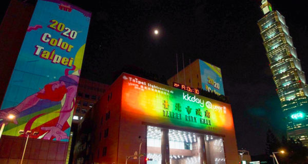 北市觀光傳播局配合10月31日的台灣同志大遊行，今天晚間6點起，一連3天於北市府西大門前，舉辦「Color Taipei彩虹燈光投影秀」，每場5分鐘主秀。圖／北市觀光傳播局提供