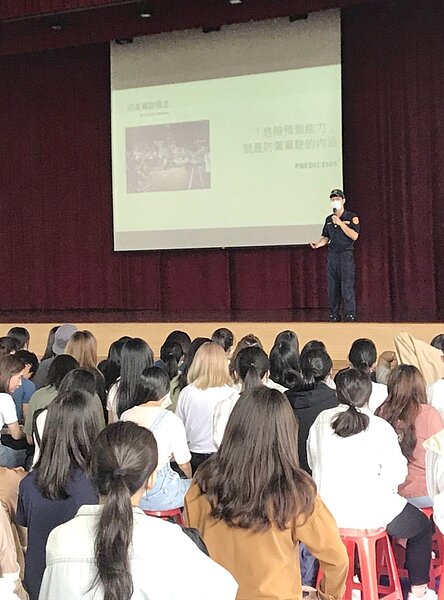 桃園市今年交通事故死傷件數攀高,警方11月交通安全月加強易肇事路段取締,結合深入校園交通教育宣導(見圖),降低年終交通事故發生。記者曾增勳/翻攝