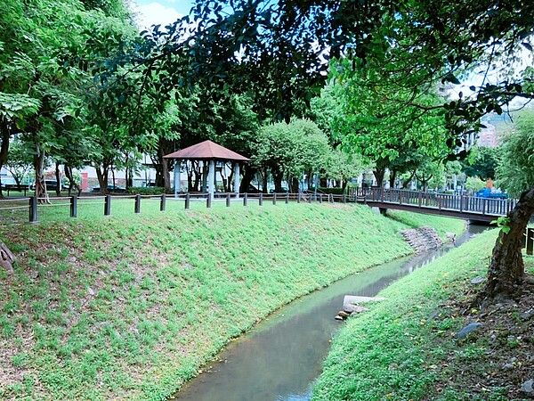 重劃區內的公園生態池具有景觀生態及滯洪池防洪功能。圖／台北市政府提供