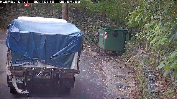 七堵區一間搬家公司非法棄置廢棄物。圖/基隆市環保局提供