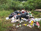 七堵空地非法棄置廢棄物　調監視器竟是這公司所為