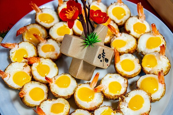 2020桃園上好攤揭曉,中壢夜市新美食「混蛋爆蝦」奪最大獎。圖/桃園市政府提供