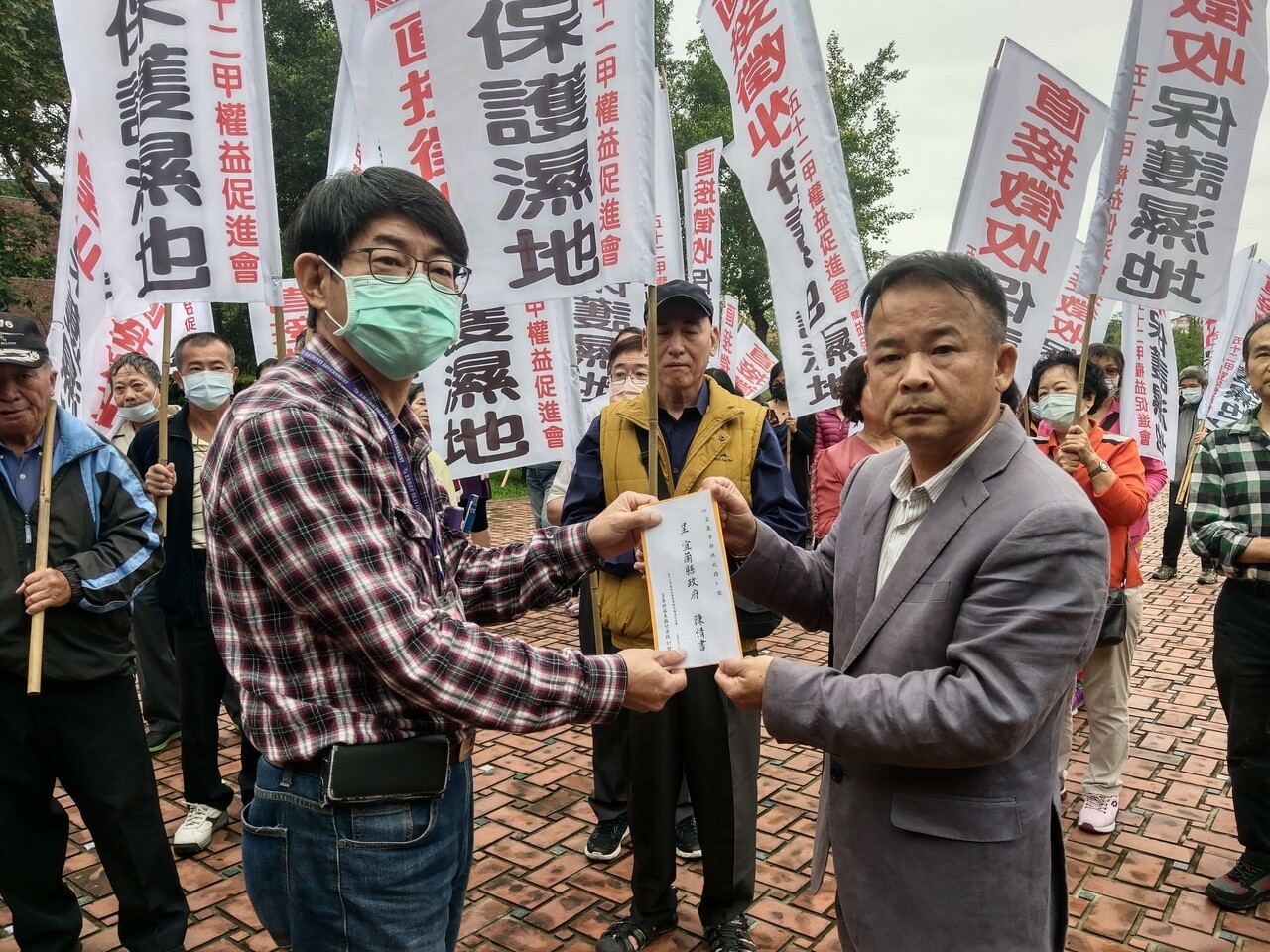 五十二甲濕地地主今天赴縣府陳情，盼中央直接徵收濕地土地。記者張議晨／攝影