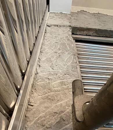 女網友近日遭隔壁鄰居在未告知的情況下，將兩戶共用牆面的磁磚全數打掉。圖／截自臉書社團《買房知識家（Q你的A）》