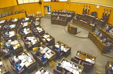 園市議會30日三讀通過食安條例修正案,將原本限制豬肉及其製品驗出乙型受體素(瘦肉精),修正為牛、豬、雞等供人類食用肉類及其製品都不得驗出乙型受體素及萊克多巴胺。(賴佑維攝)