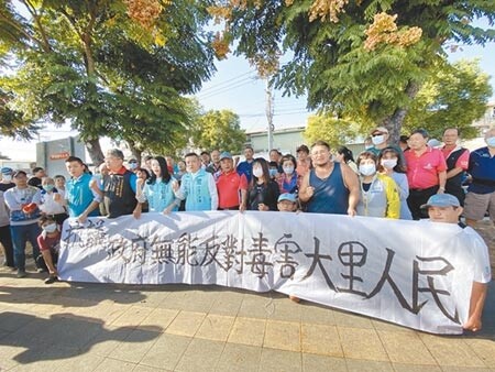 數十名大里居民在立委高虹安、立德里長江和樹帶領下30日下午齊集大里立仁橋畔抗議。（馮惠宜攝）