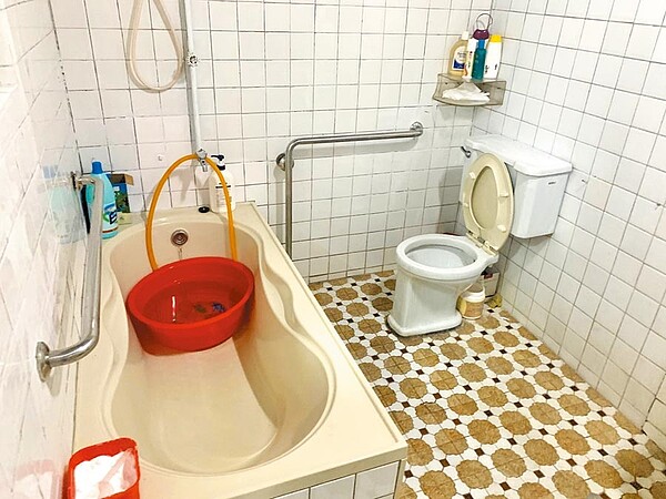 新北市議員葉元之接獲民眾投訴,申請裝設L型扶手輔具,卻出現裝反的情形。(葉元之提供)