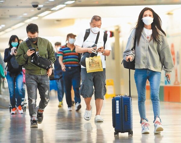 交通部將開放國籍航空採國際包機模式，從桃園機場出發並降落台灣本島其他機場。圖為桃機剛下機旅客準備通關入境。（范揚光攝）